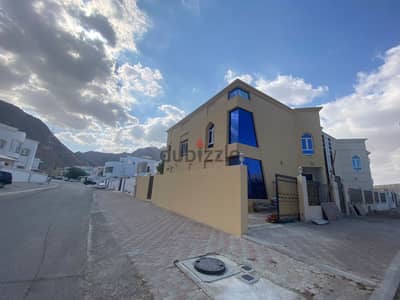 For Rent 5 Bhk Villa In Boucher للإيجار فيلا 5 غرف نوم في بوشر