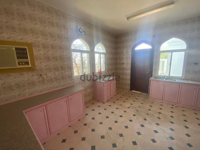 For Rent 6 Bhk Villa in Sarouj ( Commercial Use) 10