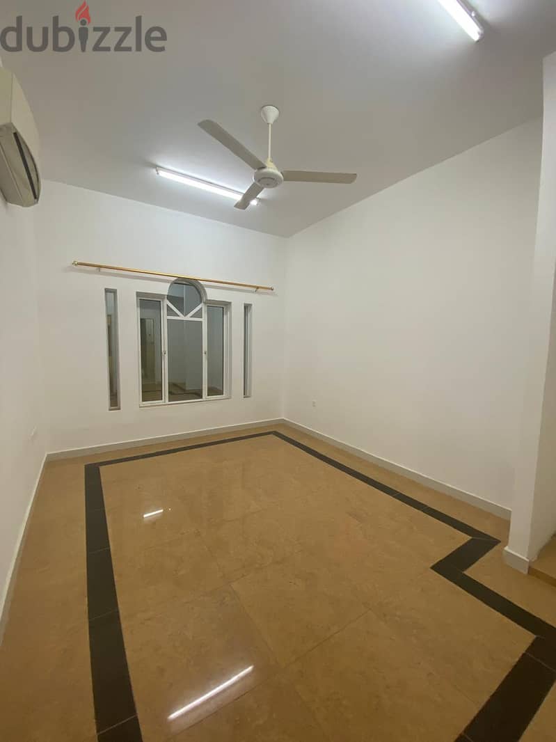 "SR-SH-681  **High-Quality Flat to Let in mawaleh north ** 2