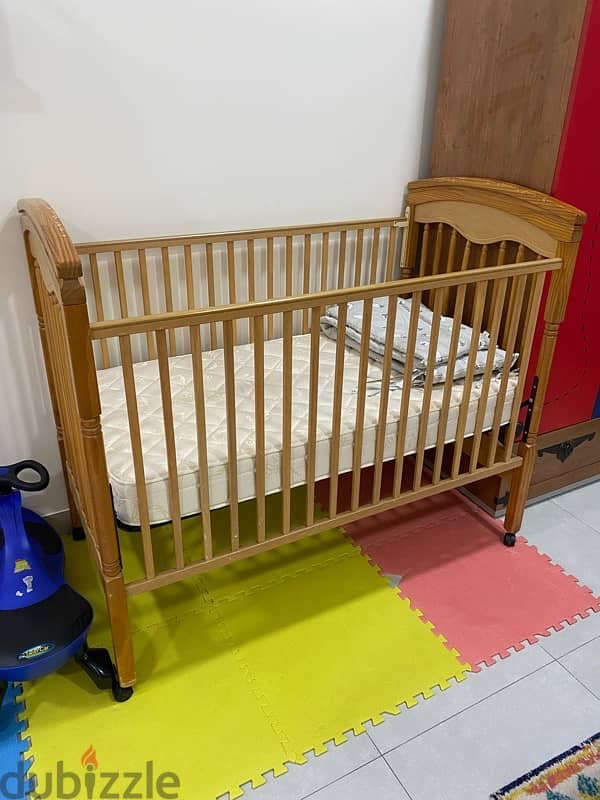 kid cribs very clean  with mattress in excellent condition 0