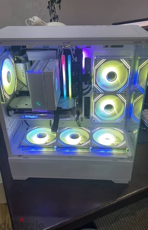 white pc case with 6 fans كيس ابيض مع ٦ مراوح 1