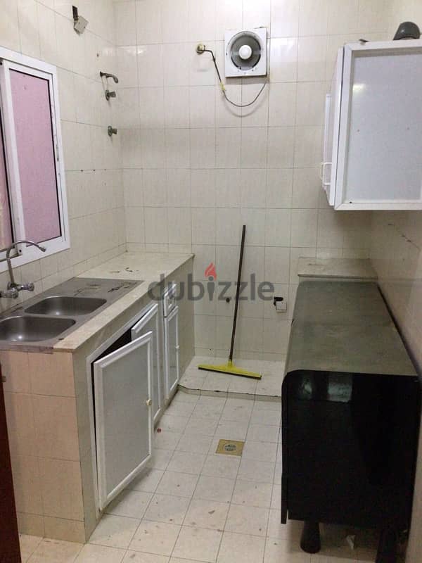 spacious 2 bhk flat in Alkhuwair 33 near taimor mosque with balconies 5