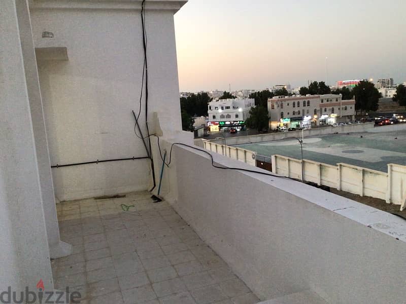 spacious 2 bhk flat in Alkhuwair 33 near taimor mosque with balconies 10