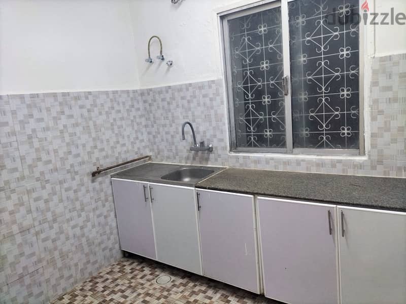 newly renovated 4 bedrooms flat for rent in Ruwi near alfaris bakery 2