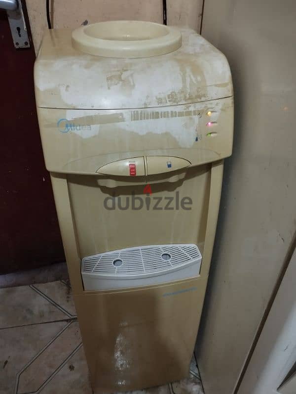 water dispenser hot and cold working and freezer 1