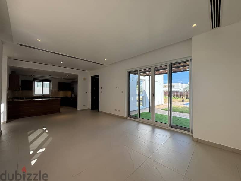 Large 4 Bedroom Lake Front Villa for Rent in al Mouj 6