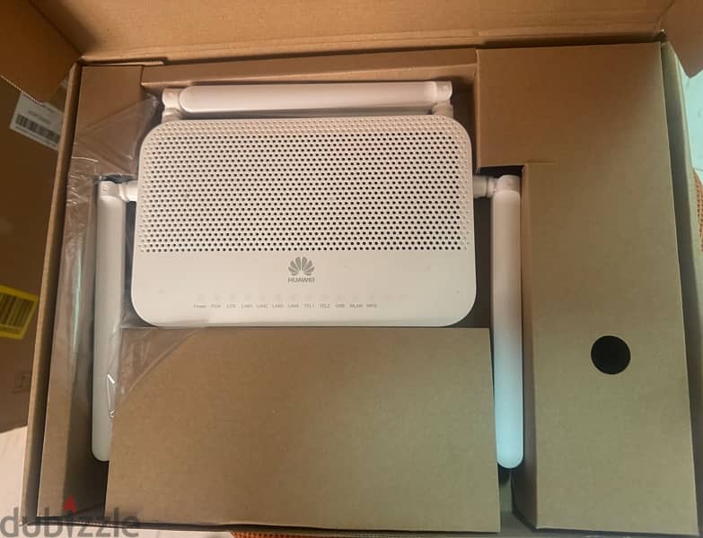 HUAWEI Optical Network router with charger 1