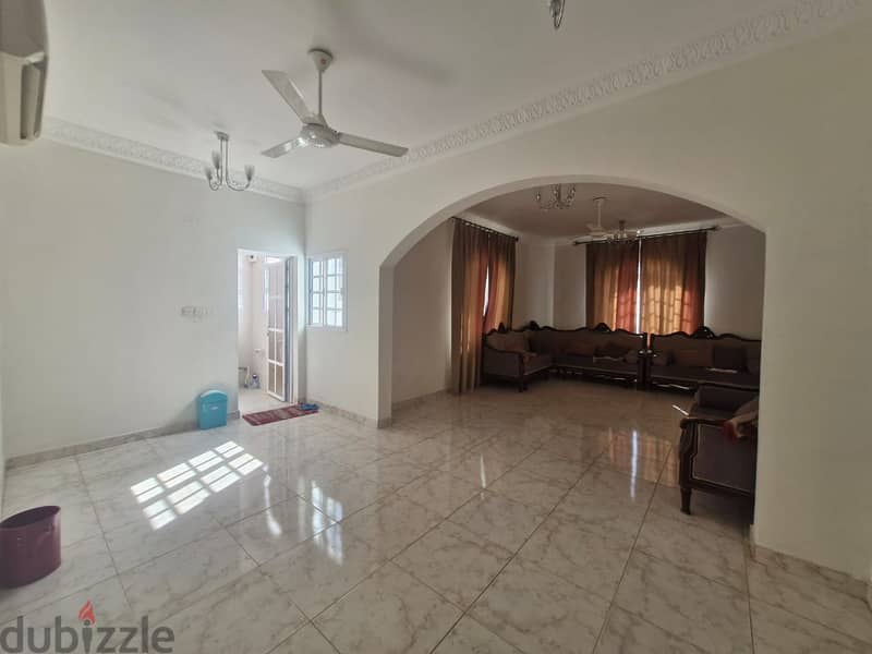 4 BR Spacious Apartment in Mawaleh 3