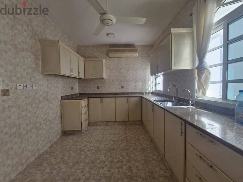 4 BR Spacious Apartment in Mawaleh 4