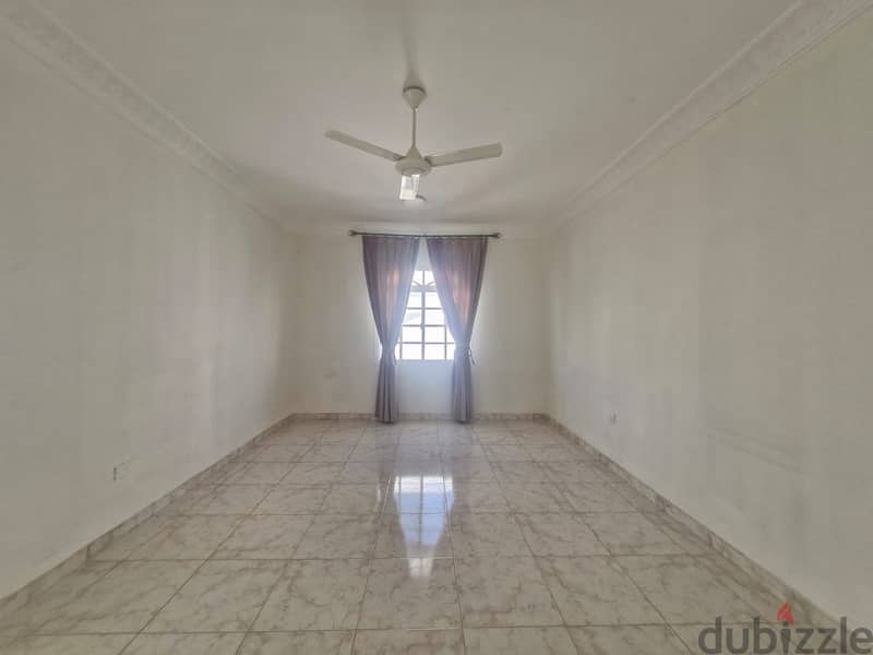 4 BR Spacious Apartment in Mawaleh 5