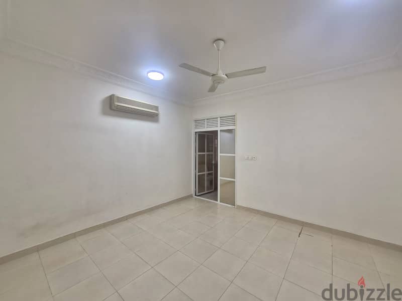 4 BR Spacious Apartment in Mawaleh 6