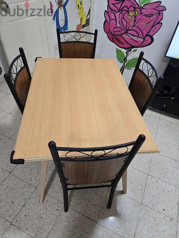 Dinning table with 4 chair good condition not much used 1