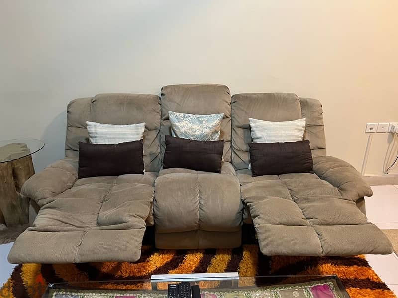 3 seater recliner with carpet 0