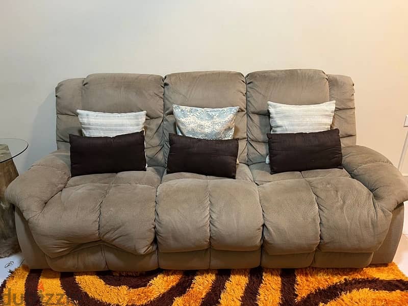 3 seater recliner with carpet 2