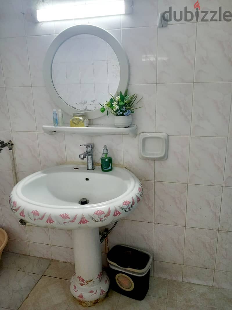 Room for rent in alkuwair behind SPAR. For executive women bachelor. 4