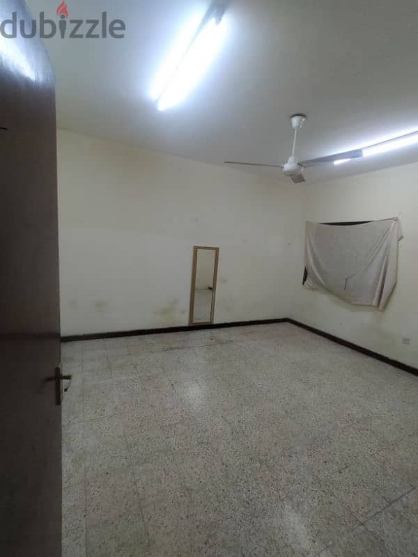 room Available good condition near musqat pharmacy 0