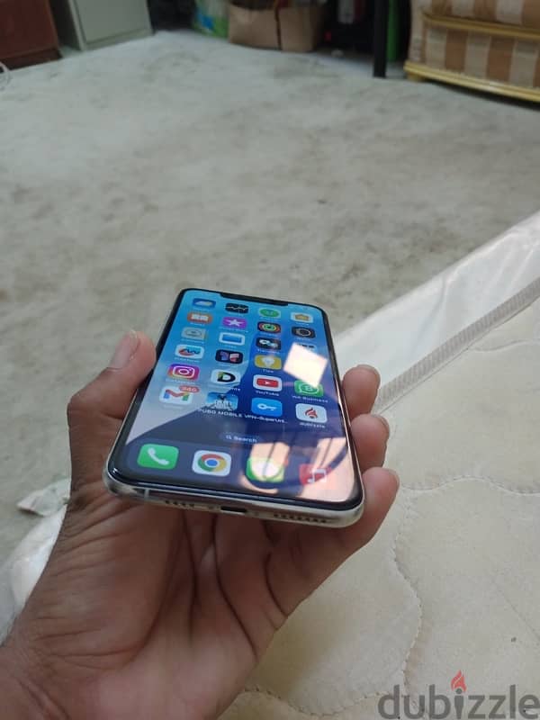 iPhone 11 Pro Max 64 GB Silver Colour Water Pack Like Brand New 6