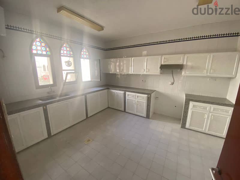 For Rent 4 Bhk Villa In Shatti Al Qurum 8