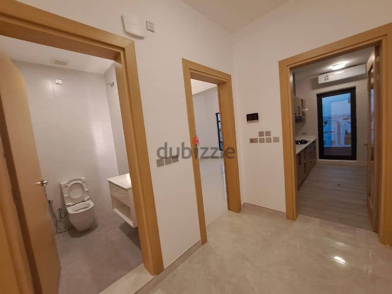 very nice modern flat in south Ghubrah 5