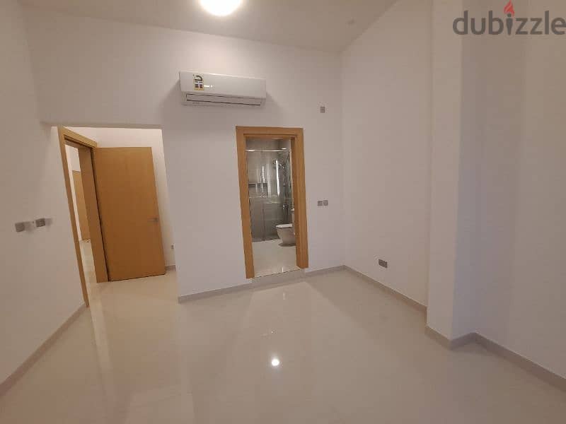 very nice modern flat in south Ghubrah 10