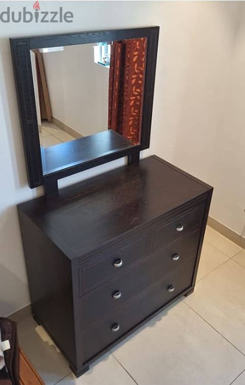 Dressing table in excellent condition 0