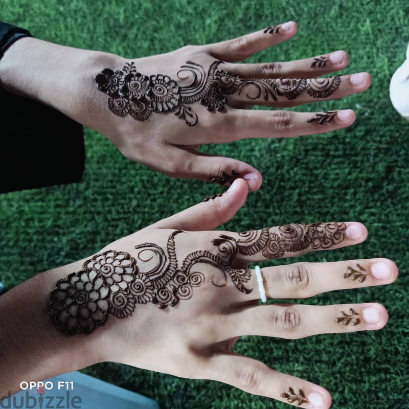 Henna artist. 3