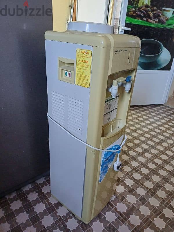 Dispenser, Excellent condition and fit for Hot summers 2