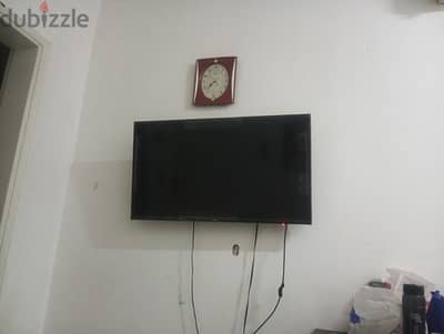 43 inch Samsung TV + wall mounting accessories