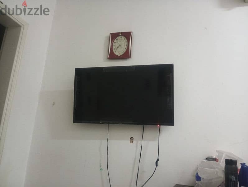 43 inch Samsung TV + wall mounting accessories 0