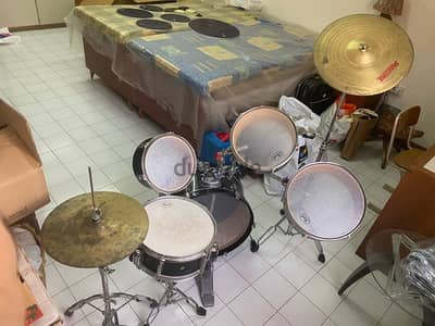 pearl drum set with drum sticks