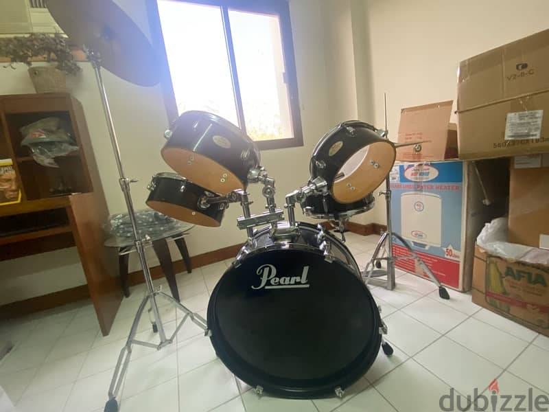 pearl drum set with drum sticks 1