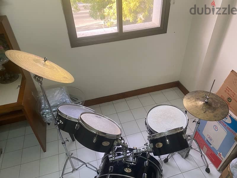 pearl drum set with drum sticks 3