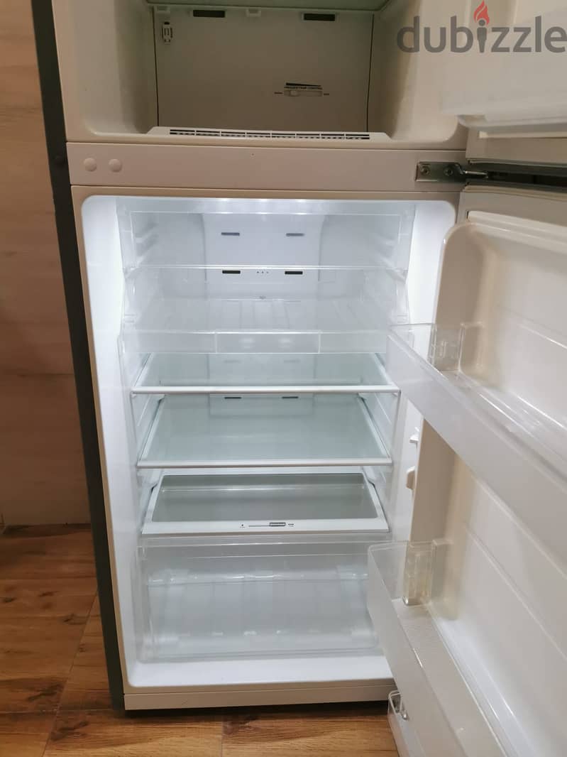 ثلاجة متوسطة الحجم بحالة ممتازة جدا Double Door Refrigerator in Excel 2