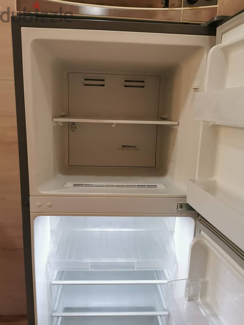 ثلاجة متوسطة الحجم بحالة ممتازة جدا Double Door Refrigerator in Excel 3