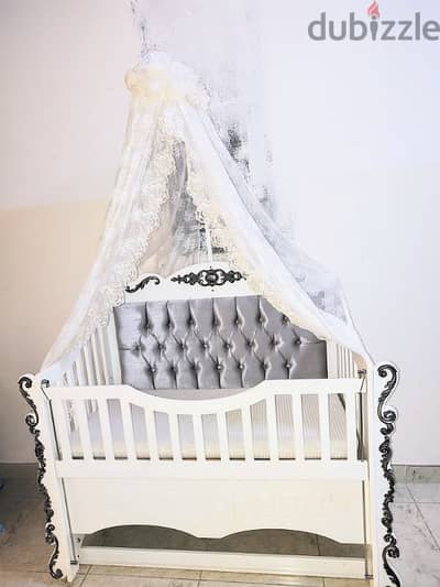 LUXURY WOODEN CONVERTIBLE BABY BED