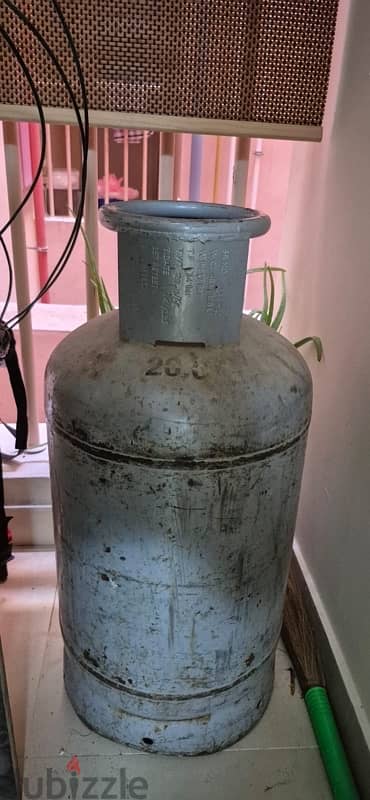 Cooking range and gas cylinder in good condition 3