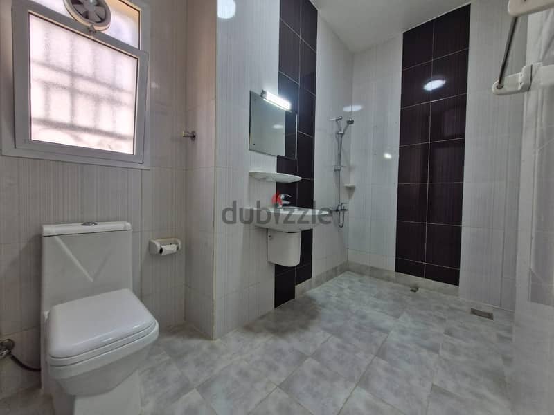 5 BR Excellent Villa in Mawaleh Near Amouage 11