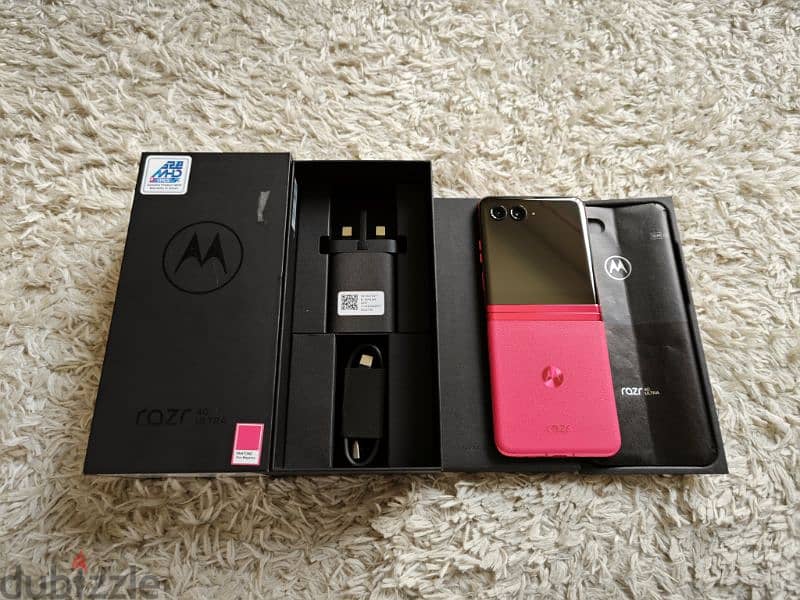 Motorola RAZR 40 Ultra 256GB 5G Viva Magenta Brand New Few Times Used 18