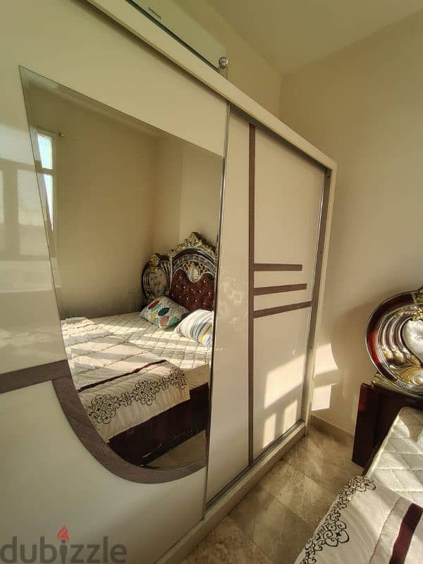 wardrobe and bed for sale in ebri souq 0