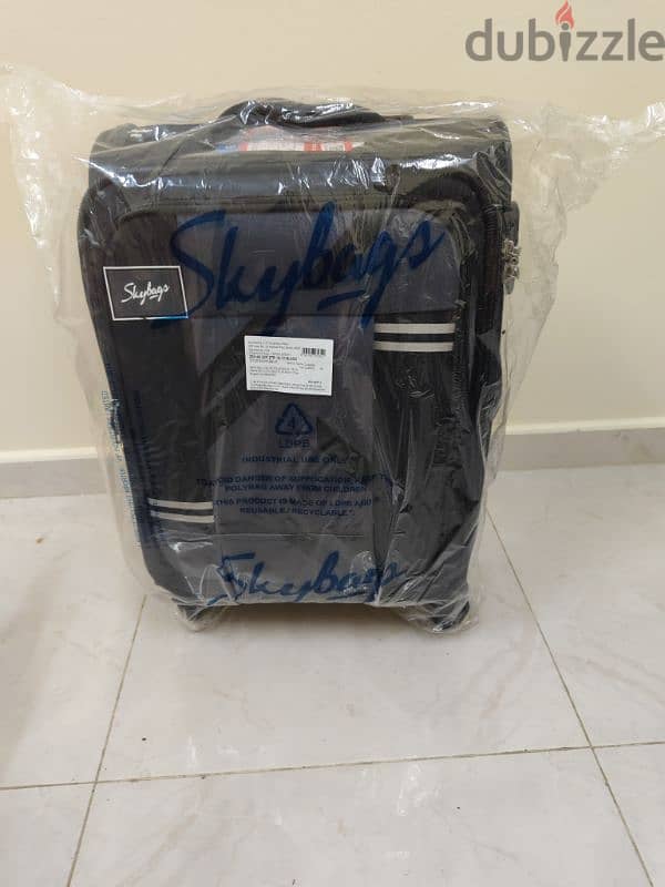 Selling new Carlton and Skybags luggage bags 7