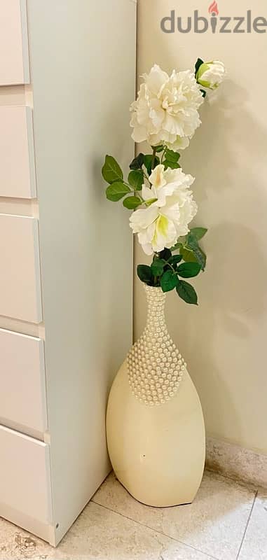 pearl off-white vase with syntheic white flowers