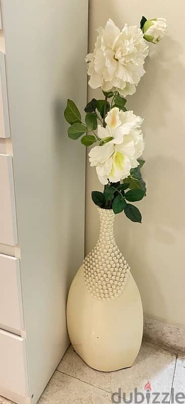 pearl off-white vase with syntheic white flowers 1