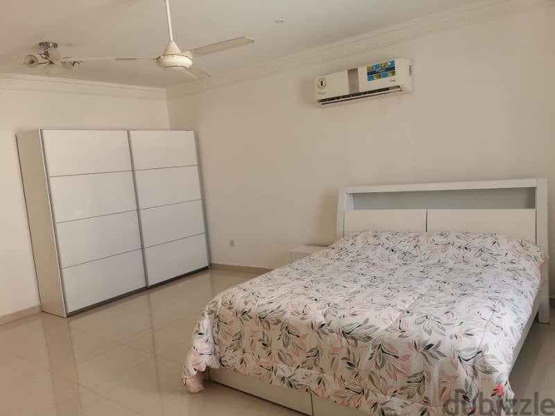 A spacious  2 bedrooms fully furnished flat 4