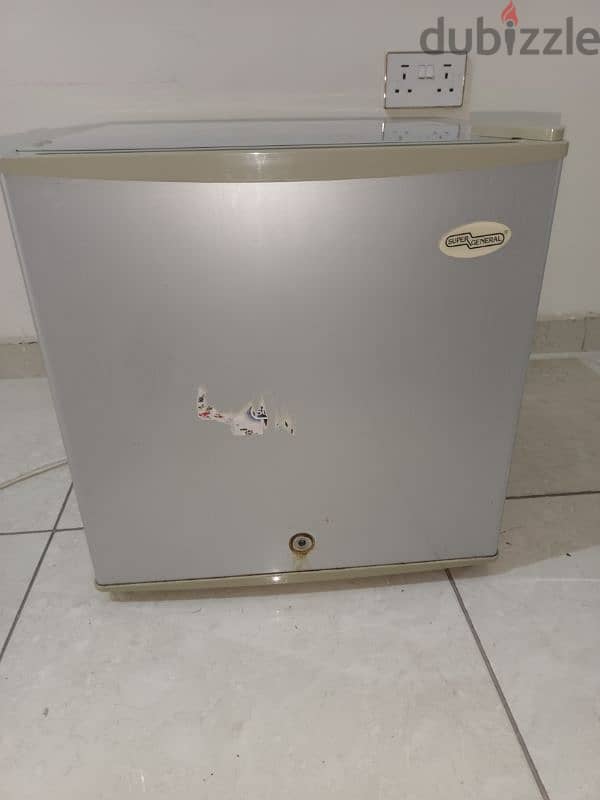 Small fridge. good working only 12.000 RO 1