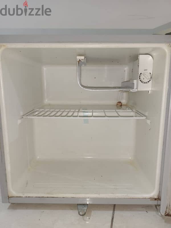 Small fridge. good working only 12.000 RO 2