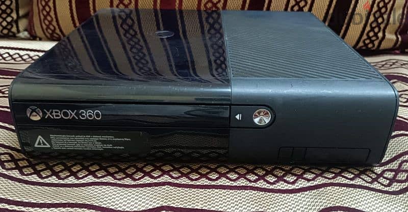 Modded Xbox 360 with 30 installed games and orginal controller 2