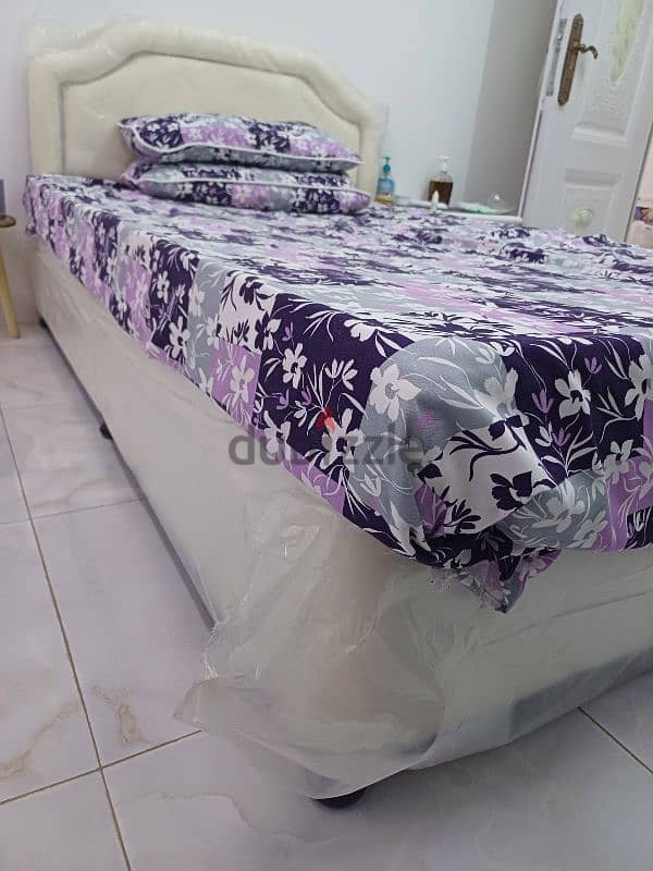 Queen size bed with mattress.  190×220 0