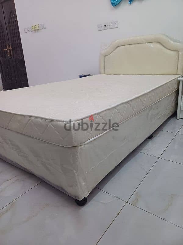 Queen size bed with mattress.  190×220 1