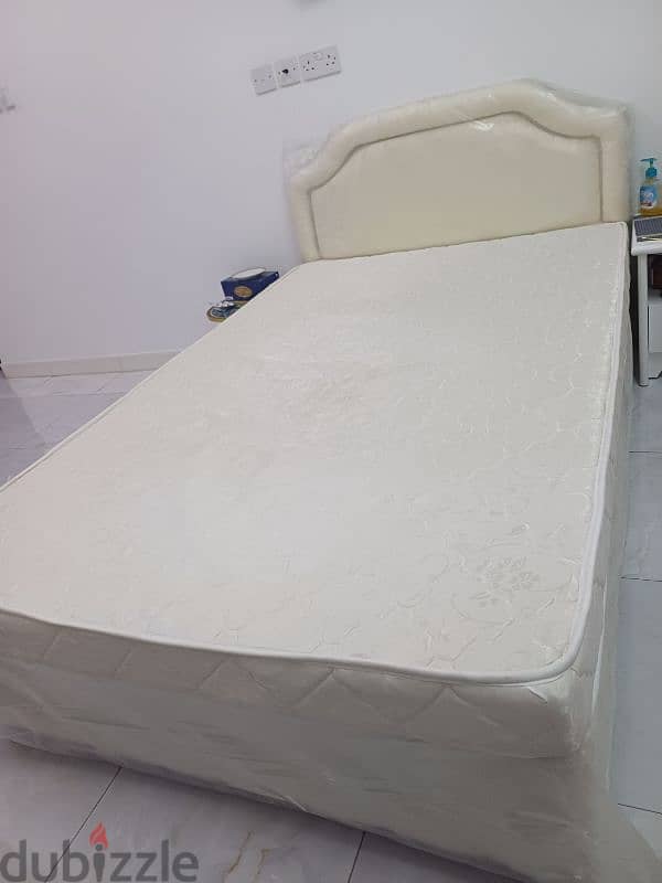 Queen size bed with mattress.  190×220 2