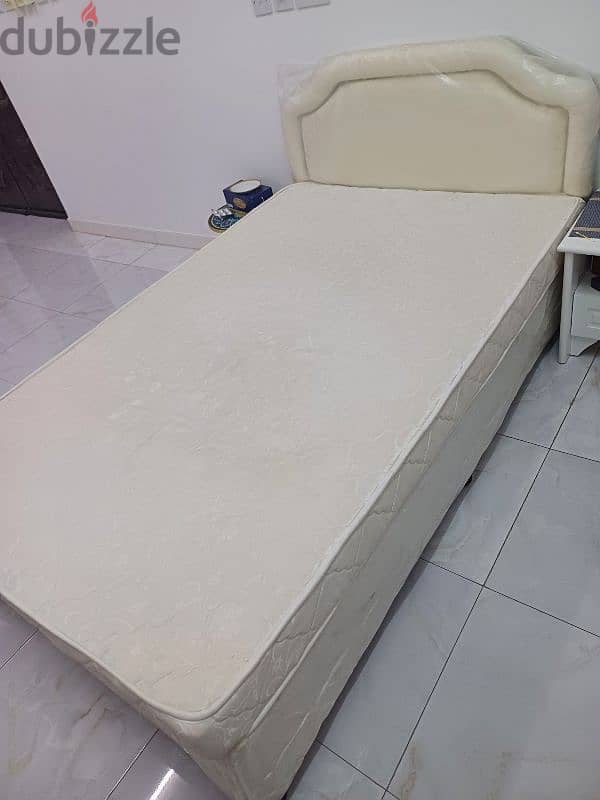 Queen size bed with mattress.  190×220 3